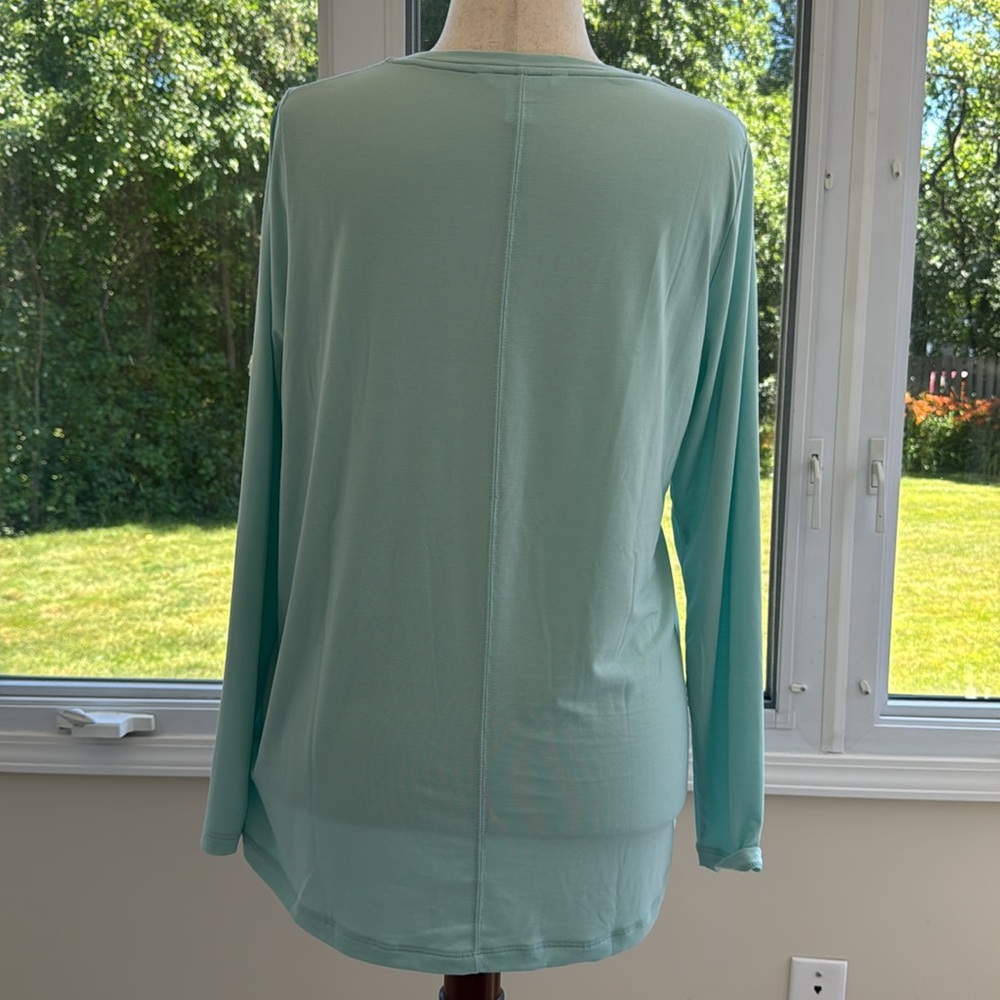 ATHLETA STRATUS TOP in leaf green. Size L - Picture 3 of 6